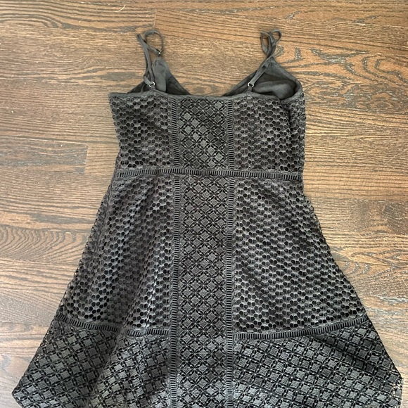 Small Black Dress (Abercrombie & Fitch) - Picture 4 of 4